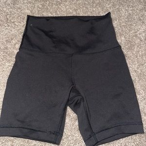 Lulu wunder under biker shorts, tighter material perfect for running
